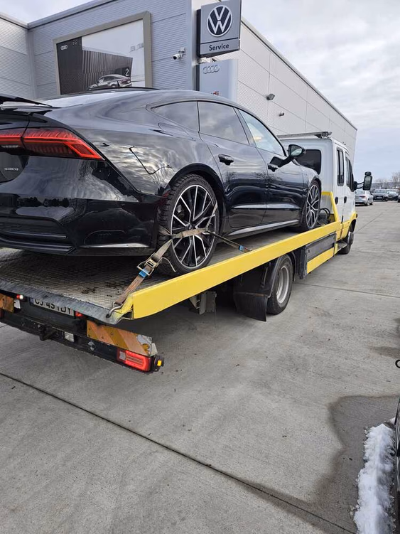 Platformă de tractare auto cu un Audi încărcat